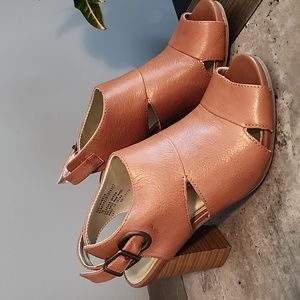 Tan Heel White Mountain size 7